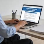 Demandeur d emploi assis devant ordinateur consultant ses droits