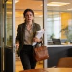 Licenciée après avoir craqué en réunion, cette salariée repart avec 12 000 € : voici ce que l'employeur a raté