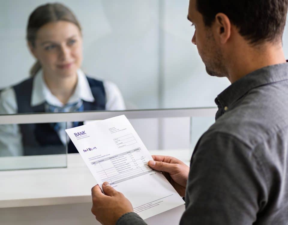 client serre un relevé bancaire devant guichetier