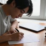 collegeen concentré ecrit lettre sur bureau