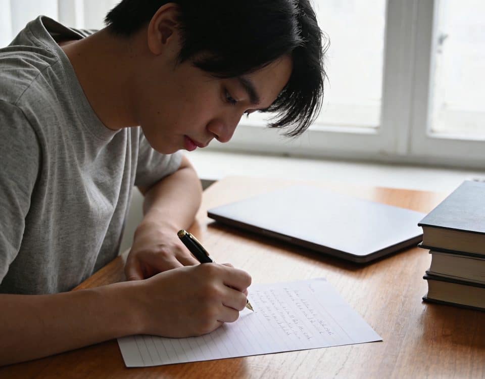 collegeen concentré ecrit lettre sur bureau