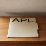 dossier apl posé sur table devant plafond cracks