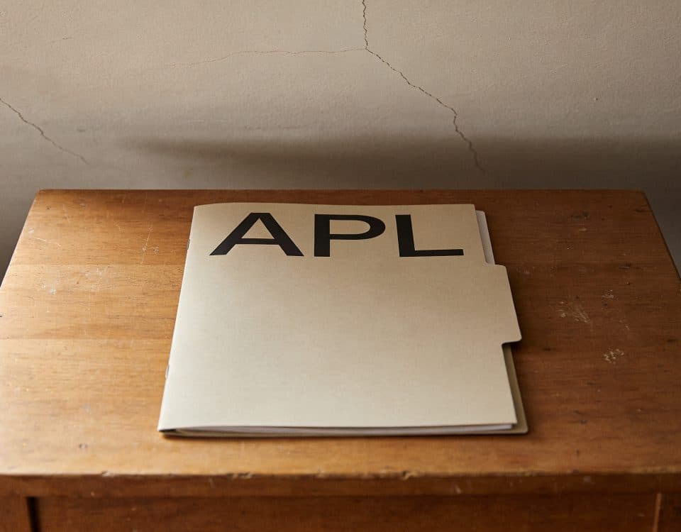 dossier apl posé sur table devant plafond cracks