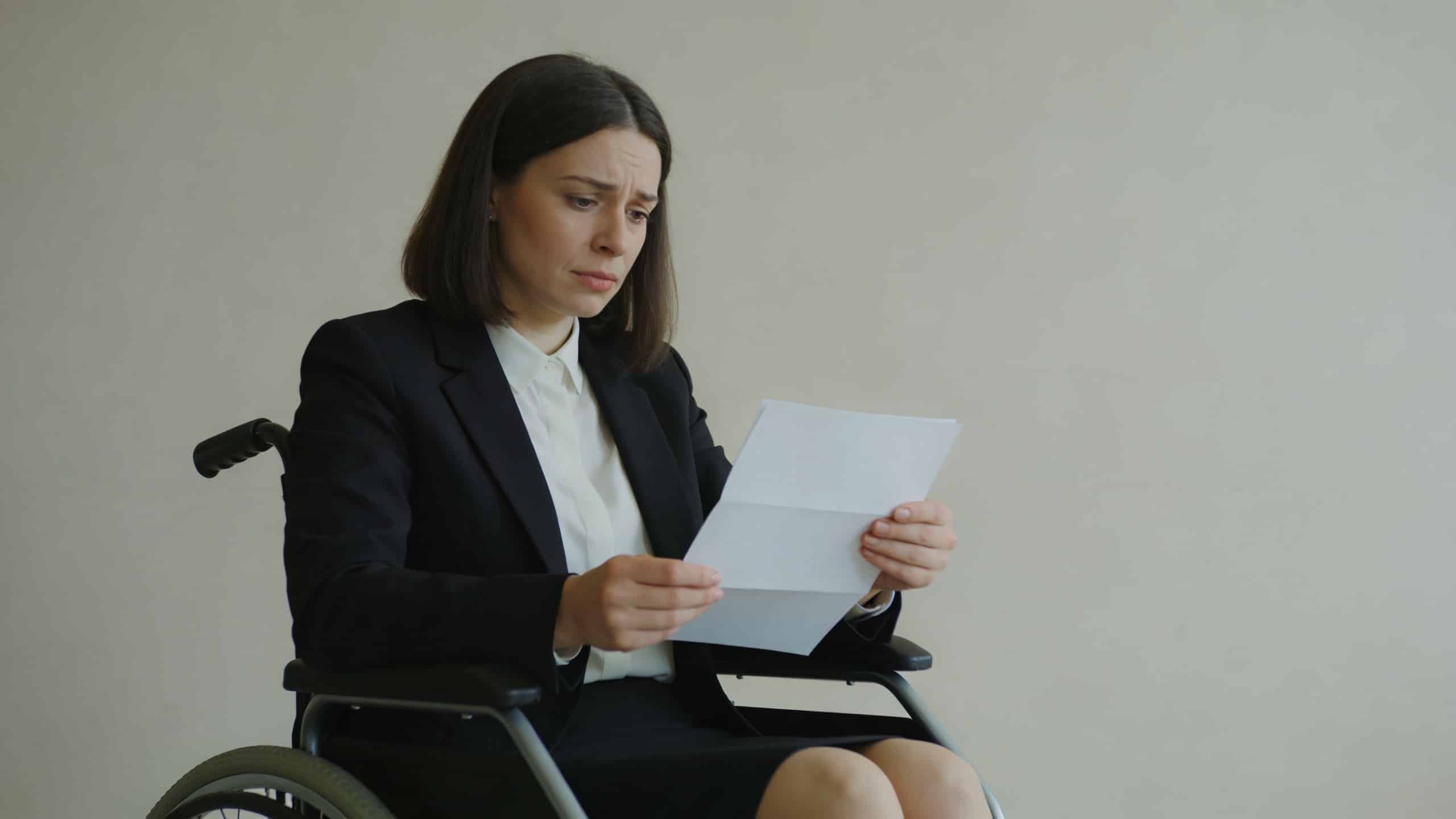 femme en fauteuil roulant consultant lettre d augmentation