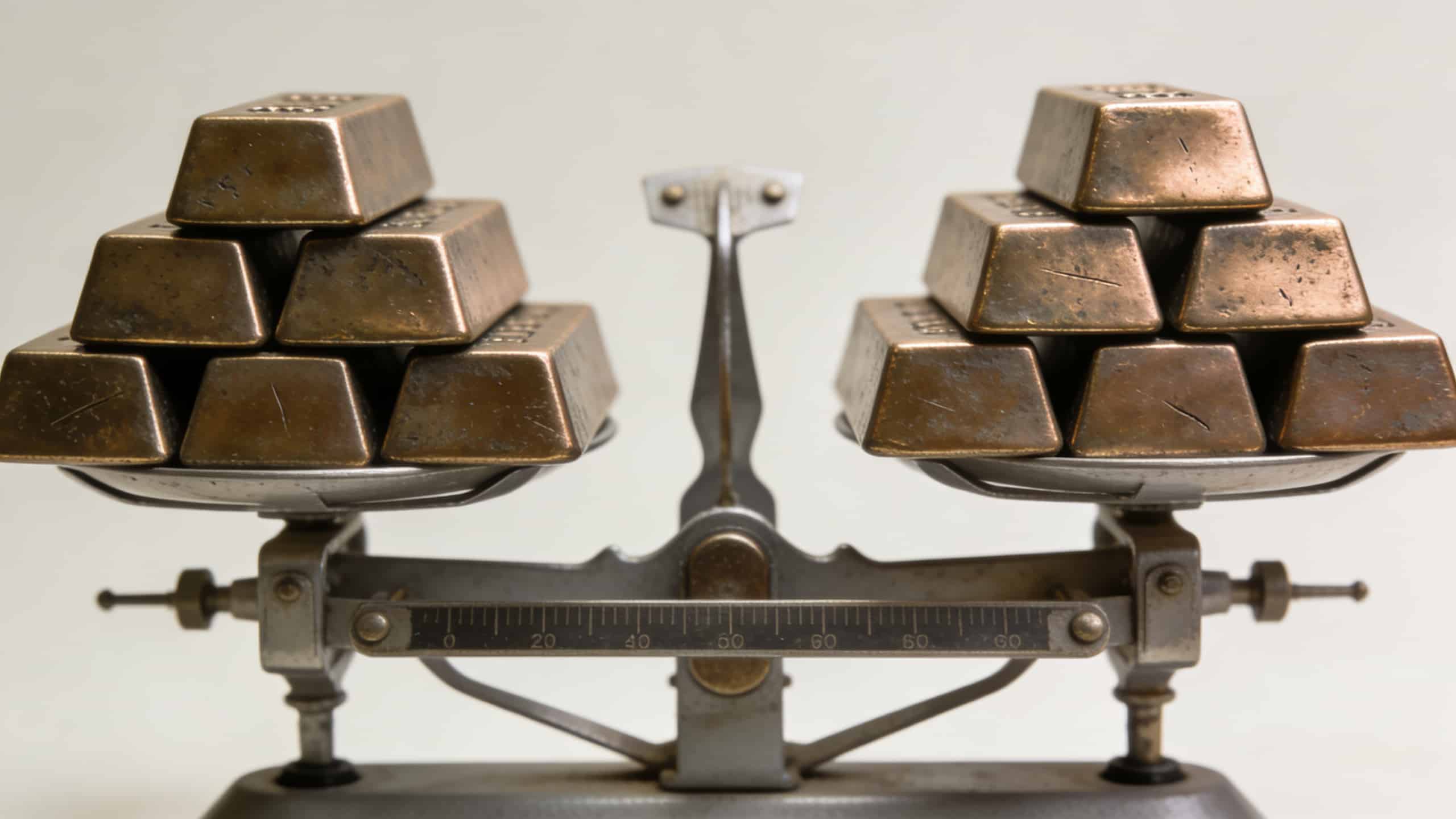Lingots de bronze empiles sur balance de marche