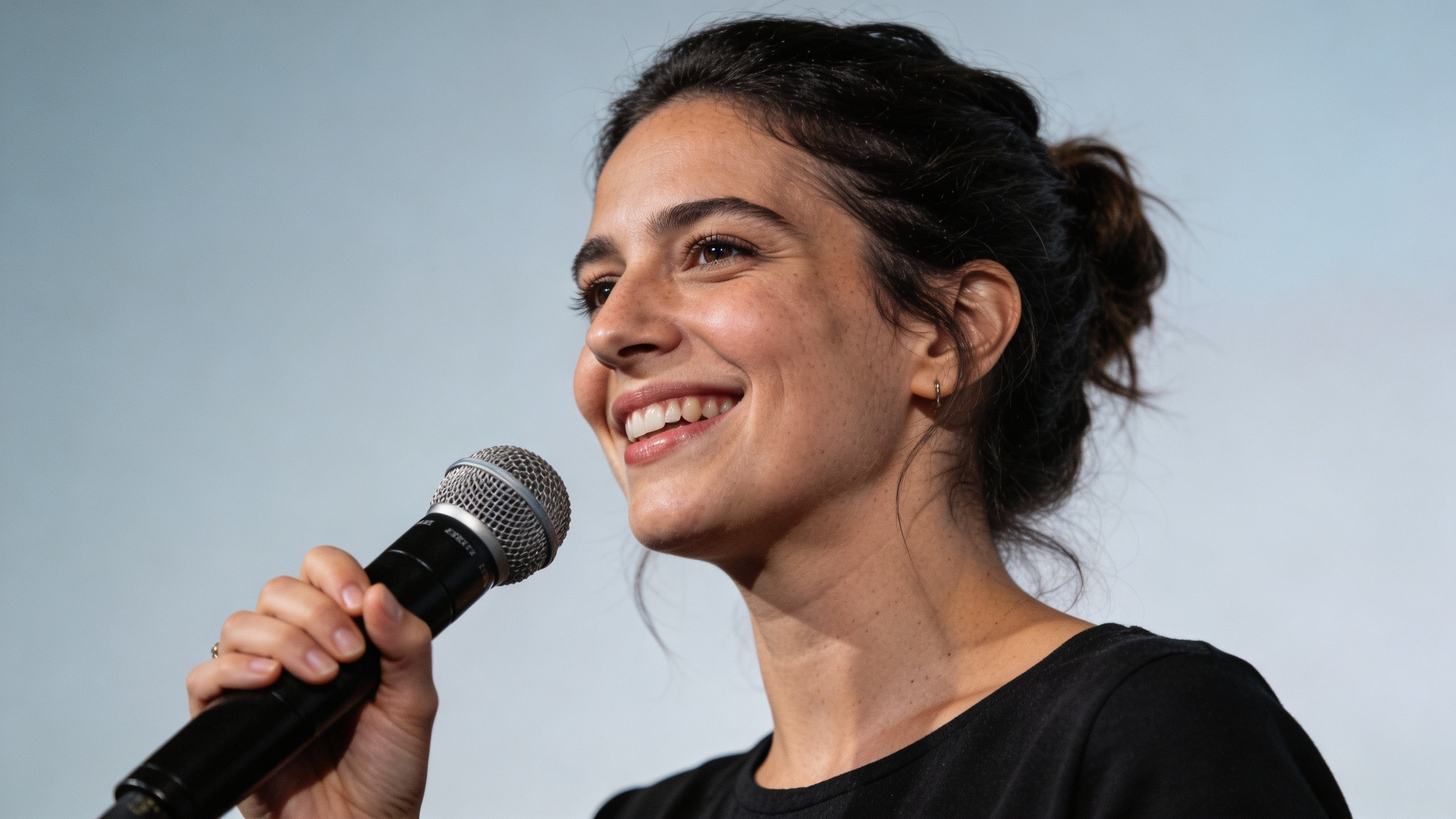 Magali Ripoll souriante sur scene micro en main
