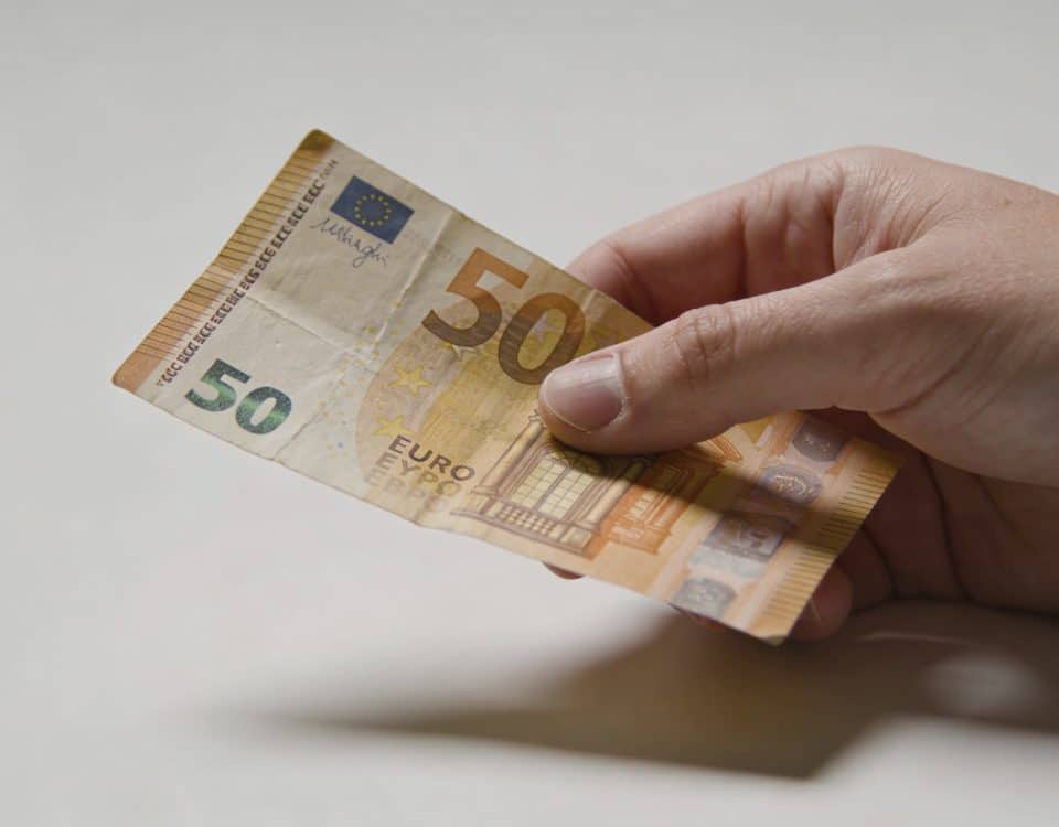 Main declient posant un vieux billet 50 euros