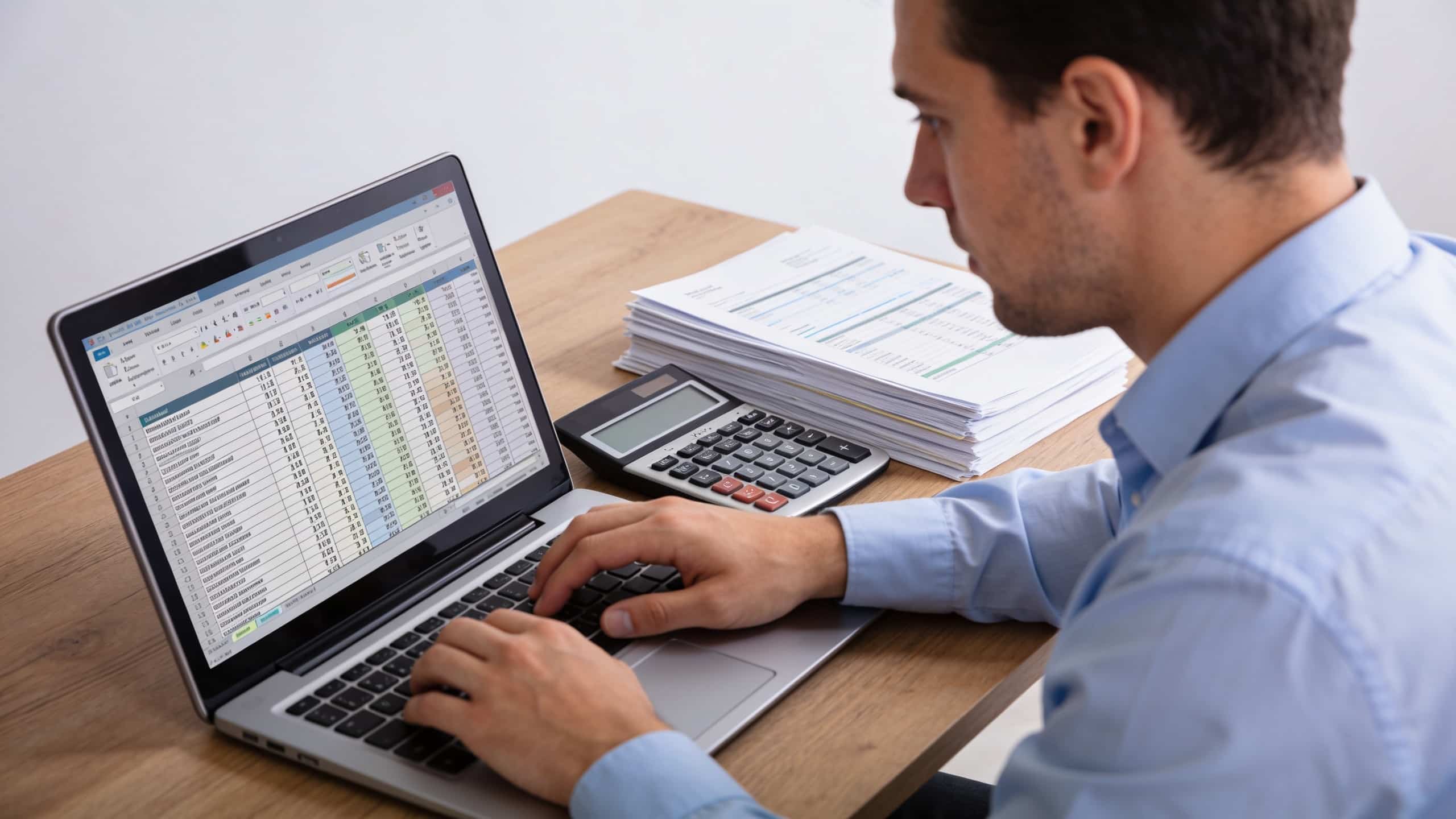 comptable calculant amortissement sur ordinateur avec tableau chiffres