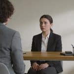 demandeur demploi assis devant bureau conseiller
