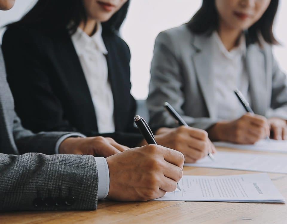 Dirigeants assis autour dune table signant contrat