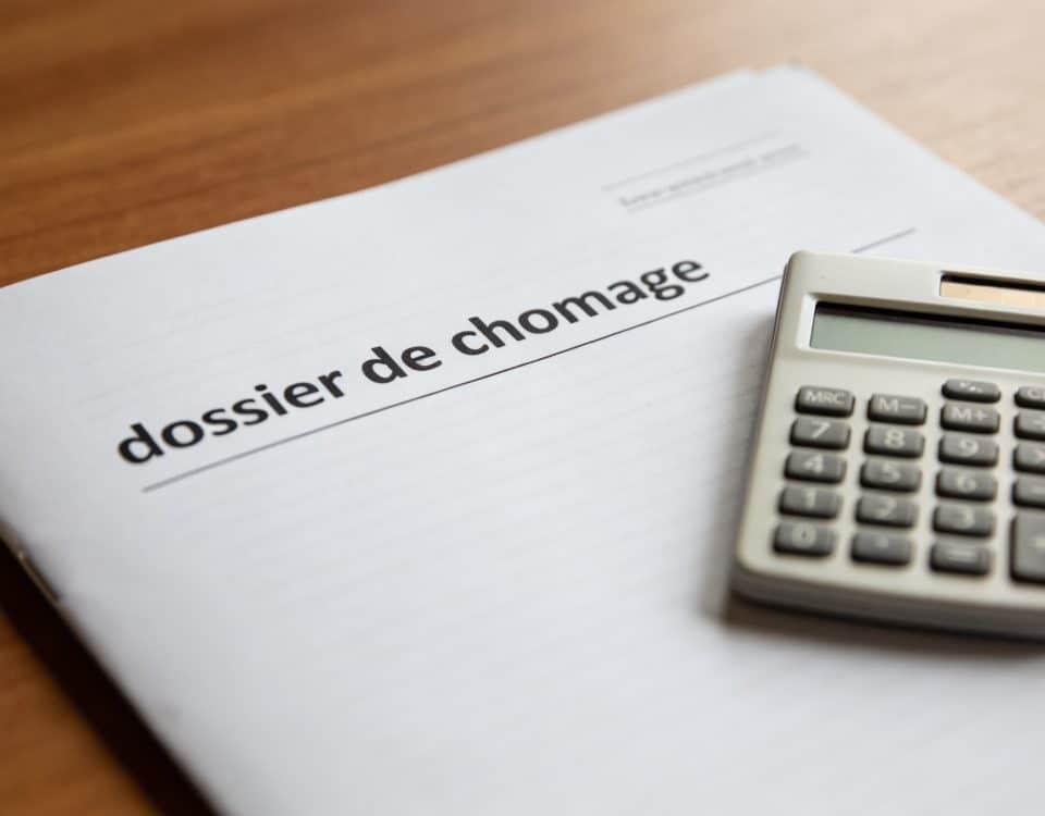 dossier de chomage et calculatrice sur bureau