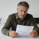 employe de bureau allemand consultant ses fiches de paie