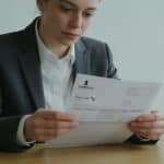 employe de bureau luxembourgeois consultant sa fiche de paie