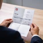 employe suisse consultant son bulletin de paie détaillé