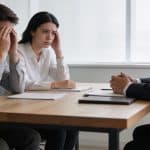 deux employes inquiets discutant avec avocat dans bureau