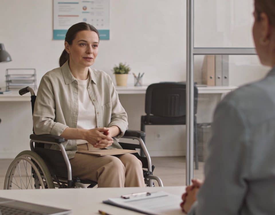 femme en fauteuil roulant parlant avec conseiller pole emploi