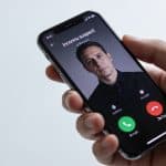 Smartphone en main affichant appel inconnu suspect