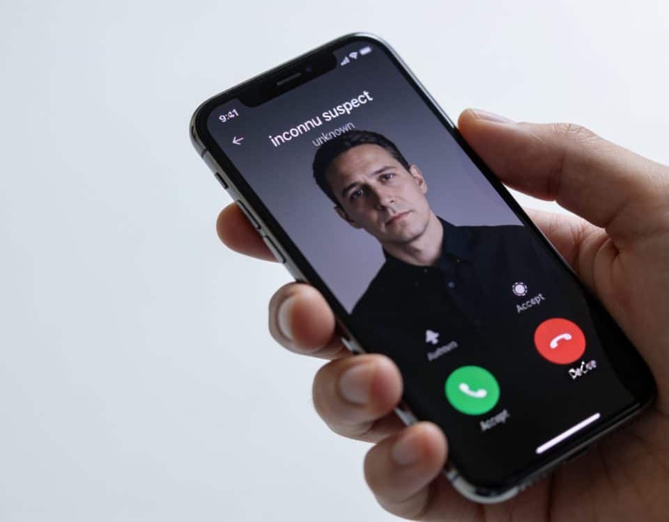 Smartphone en main affichant appel inconnu suspect