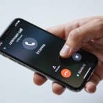 smartphone en main affichant un appel inconnu