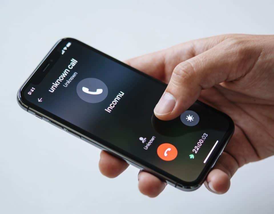 smartphone en main affichant un appel inconnu
