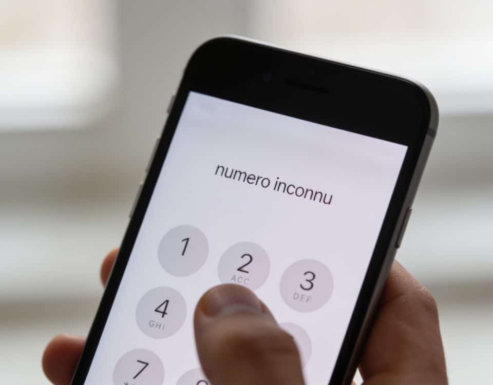 smartphone en gros plan affichant numero inconnu