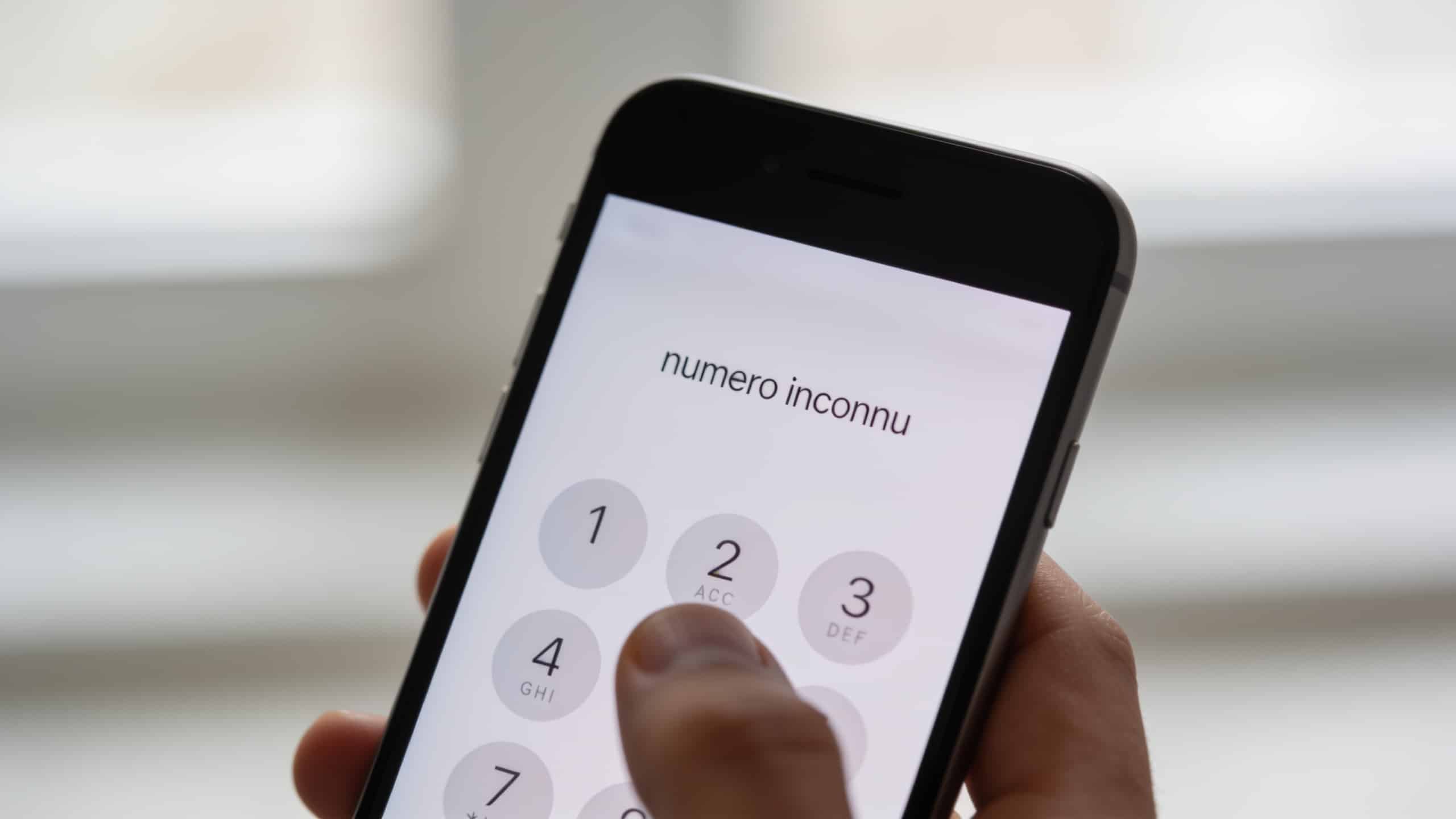smartphone en gros plan affichant numero inconnu