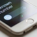 smartphone en gros plan affichant un numero inconnu