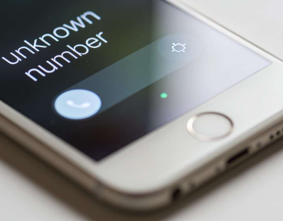smartphone en gros plan affichant un numero inconnu