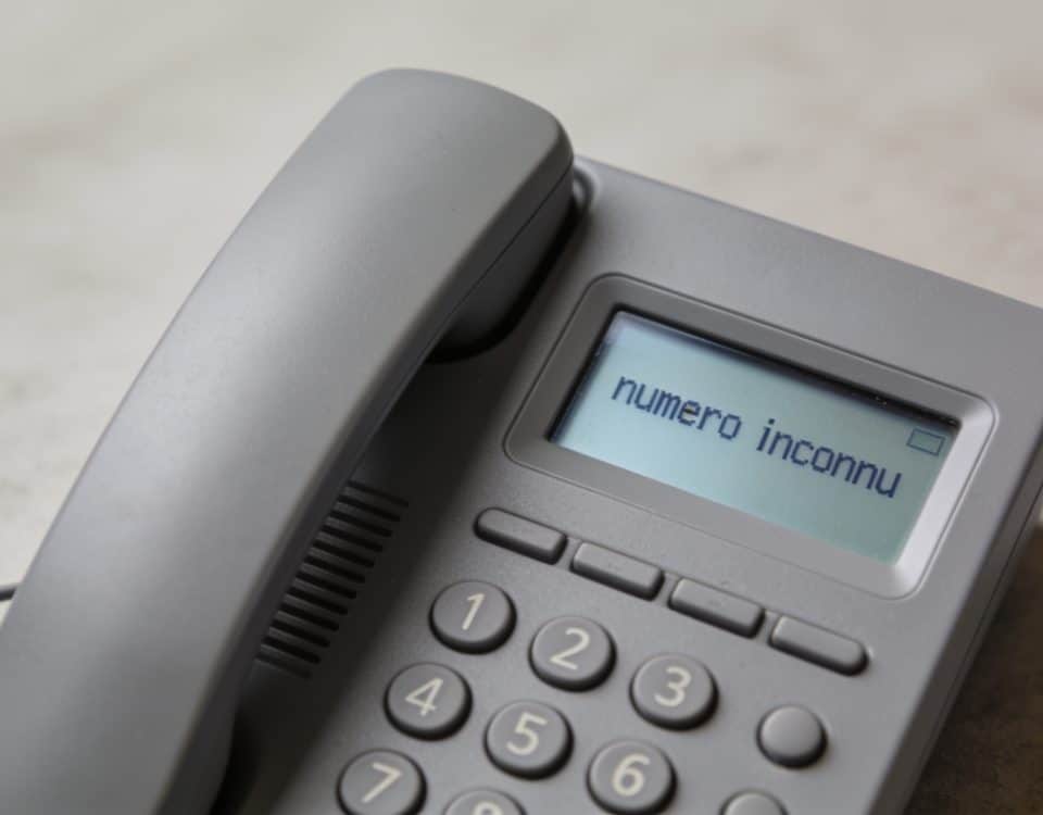 telephone fixe gris affiche numero inconnu