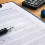 Document d'assurance avec stylo pointant vers formulaire incomplet