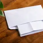 Enveloppe blanche posée sur bureau avec document fiscal replié