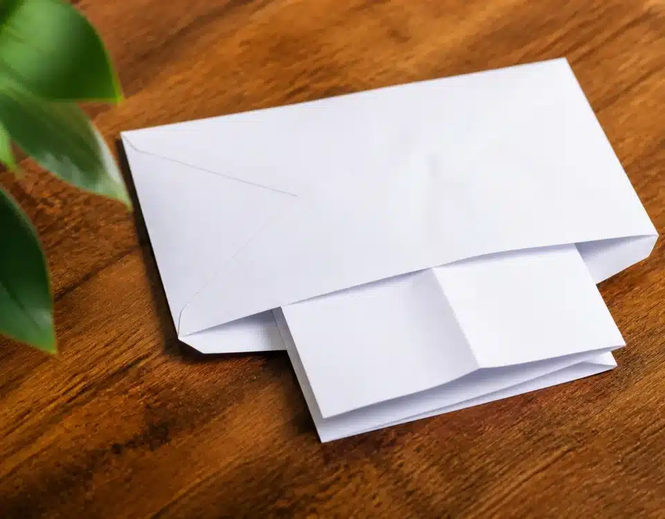 Enveloppe blanche posée sur bureau avec document fiscal replié