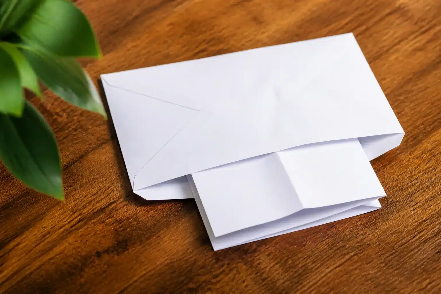 Enveloppe blanche posée sur bureau avec document fiscal replié
