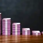 Billets de cinq cents euros empiles diminuant progressivement en hauteur
