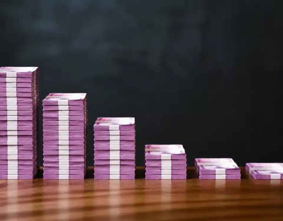 Billets de cinq cents euros empiles diminuant progressivement en hauteur