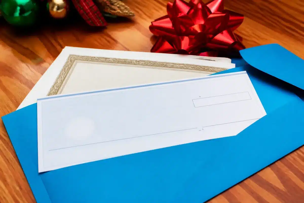 Enveloppe cadeau coloree avec cheque et certificat scolaire