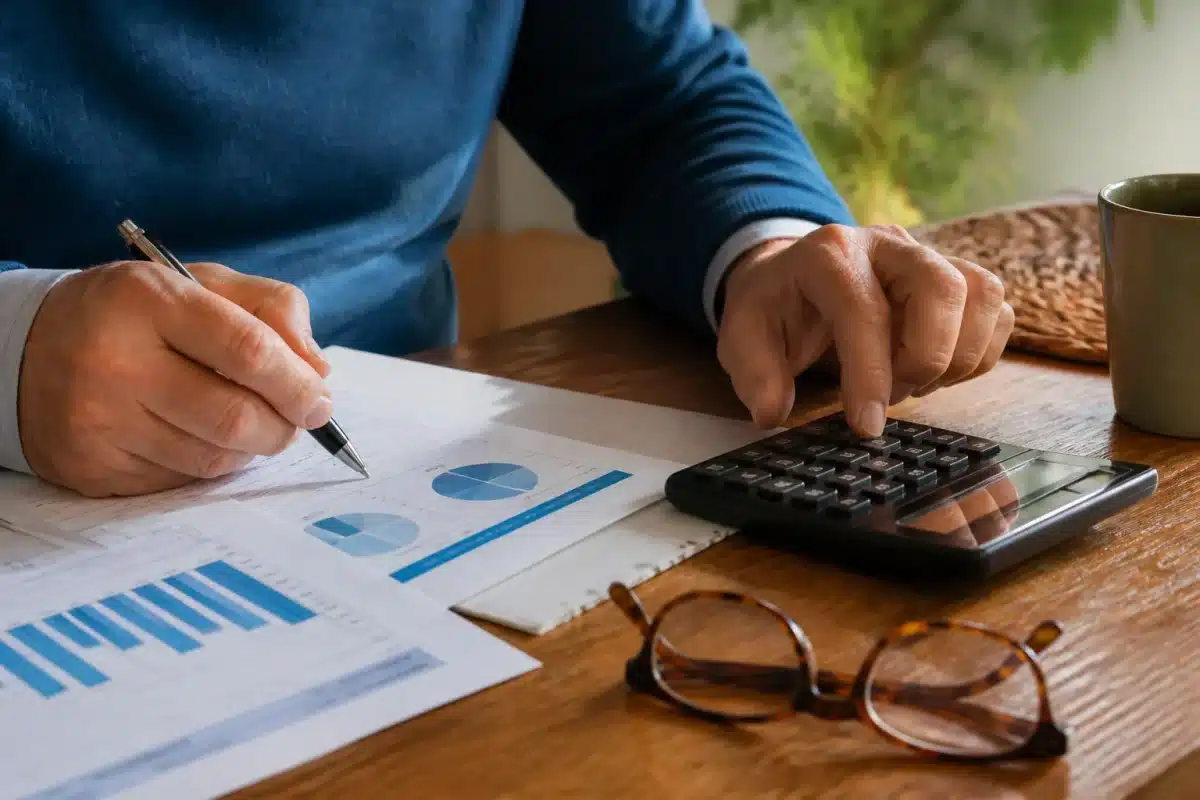 Calculs financiers montrant comparaison couts gains retraite