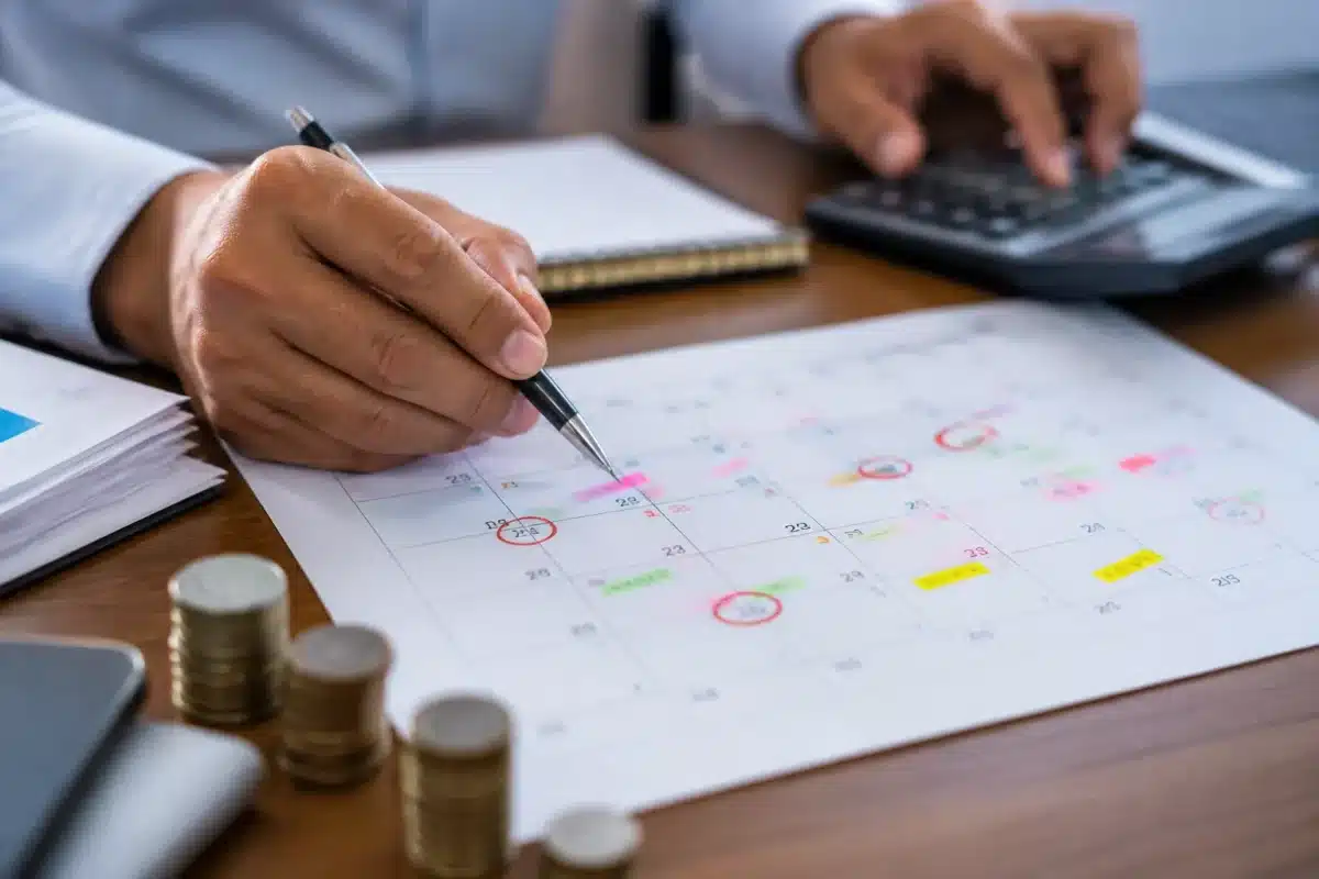 Calendrier administratif avec dates et montants financiers marqués