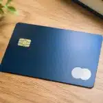 Carte bancaire posee a plat montrant numero et details imprimes