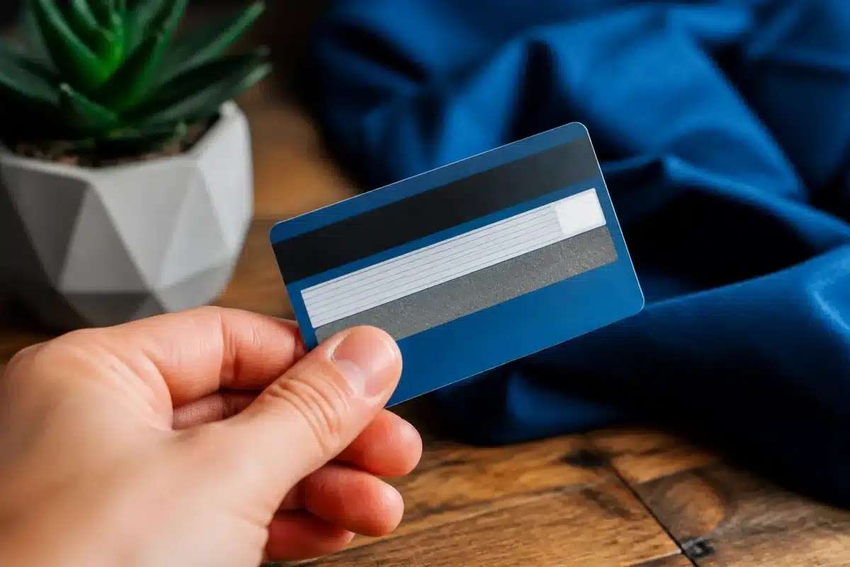 Carte bancaire avec trois chiffres au dos visible