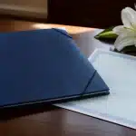 Document bancaire fermé sur bureau avec certificat deces