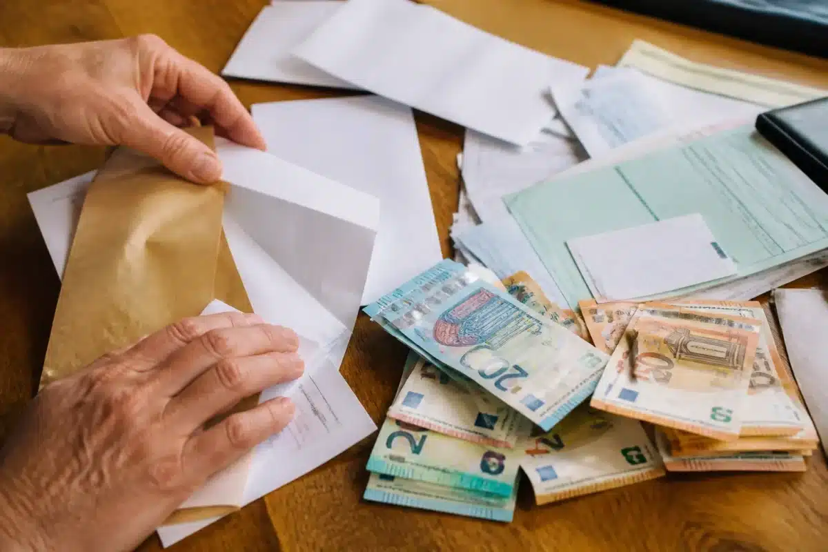Documents administratifs et billets montrant cumul aides sociales