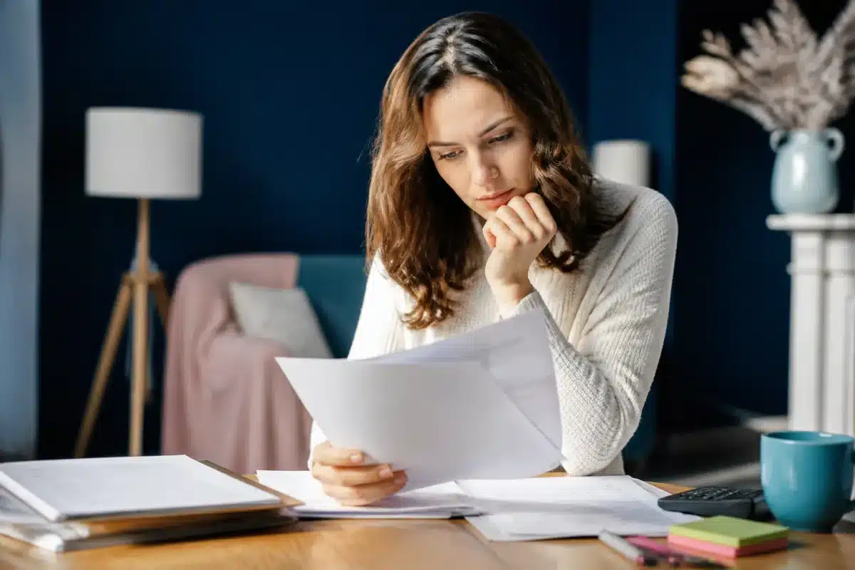 Femme consultant documents maternité carrière professionnelle interruptions