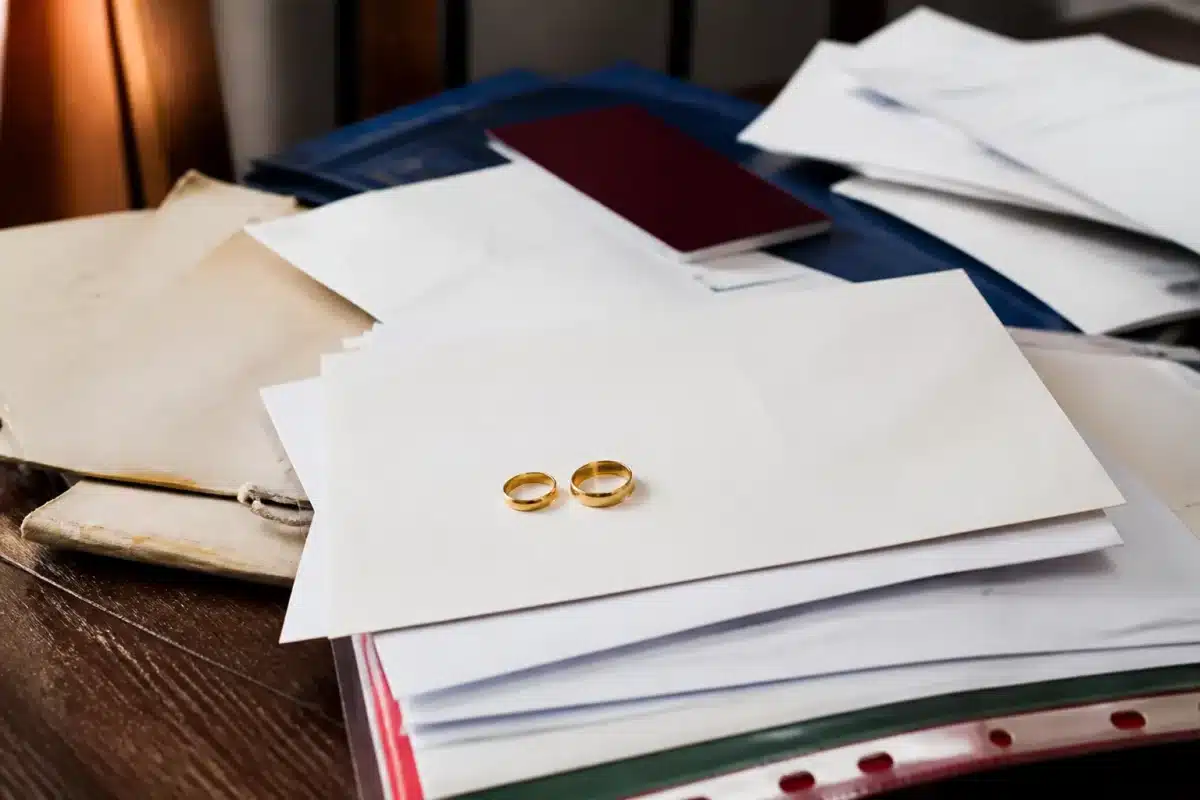 Formulaire administratif avec documents mariage et justificatifs eparpilles