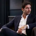 Homme en costume assis, poignet nu sans montre visible