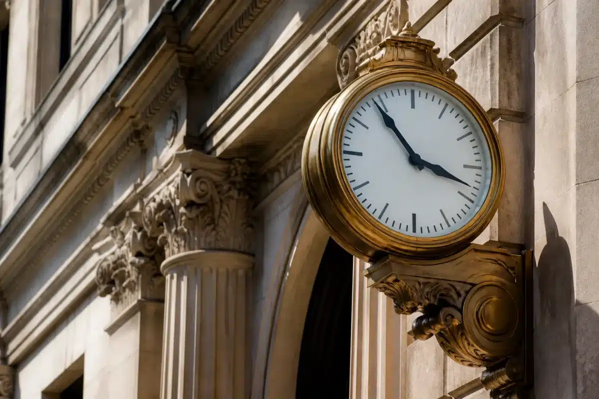 Horloge bancaire affichant vingt ans d'économies oubliées
