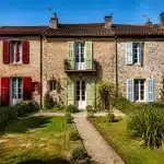 Maison ancienne divisée en trois parties avec propriétaires distincts