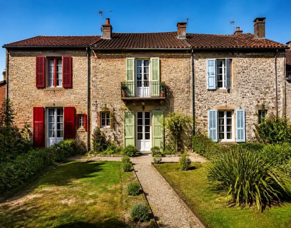 Maison ancienne divisée en trois parties avec propriétaires distincts