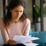 Femme assise tenant des documents administratifs sur ses genoux