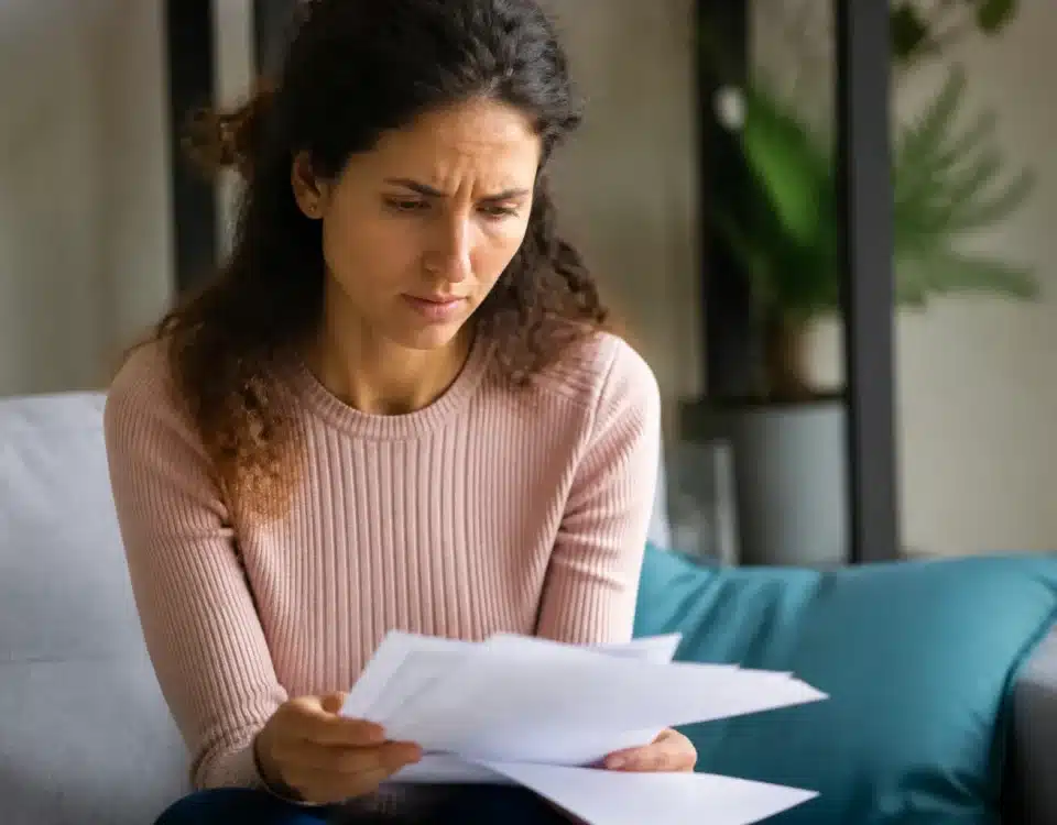 Femme assise tenant des documents administratifs sur ses genoux